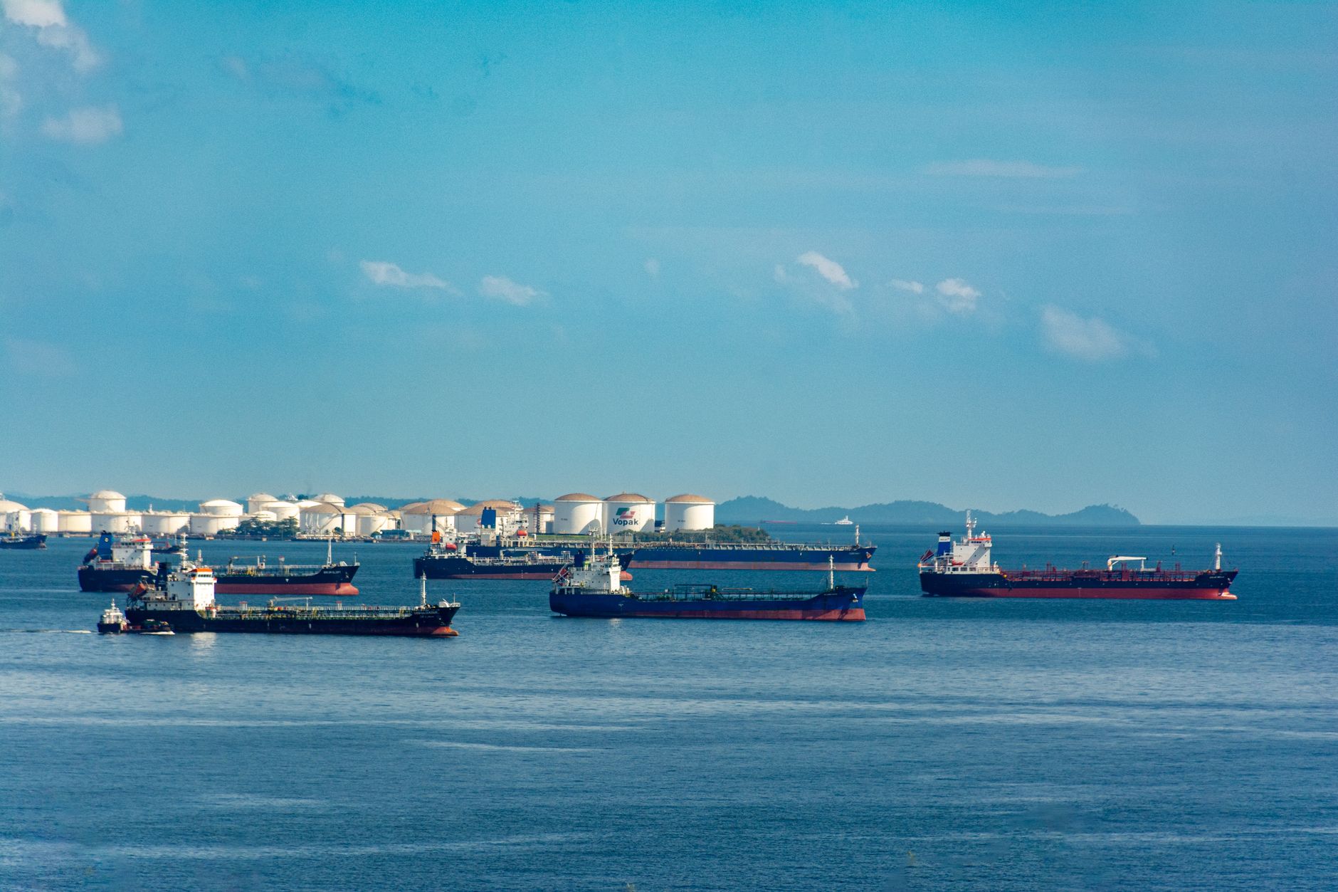 Massive oil slick seen weeks after tanker struck off UAE’s coast — বিশেষ বিশ্লেষণ ও গভীর সম্পাদকীয় পর্যালোচনা