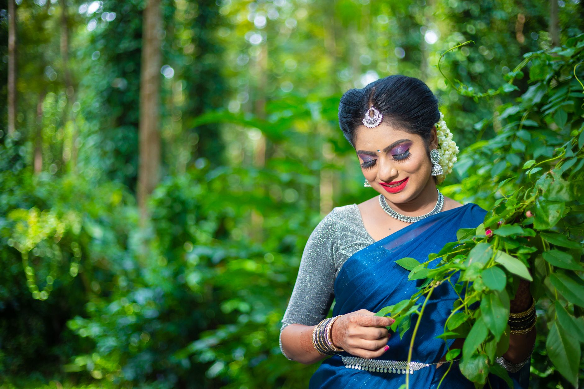 ধাতব–ধূসর শাড়ি এবং সাদামাটা সাজে রানির আভিজাত্য, দেখুন ৬টি ছবি — বিশেষ বিশ্লেষণ ও গভীর সম্পাদকীয় পর্যালোচনা