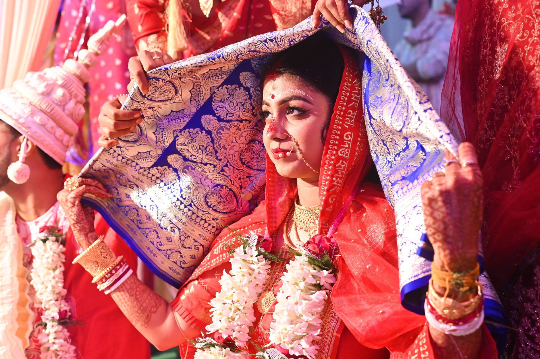 বিয়েতে এই রঙের শাড়িই পরতে চান সুনেরাহ্‌ বিনতে কামাল — বিশেষ বিশ্লেষণ ও গভীর সম্পাদকীয় পর্যালোচনা